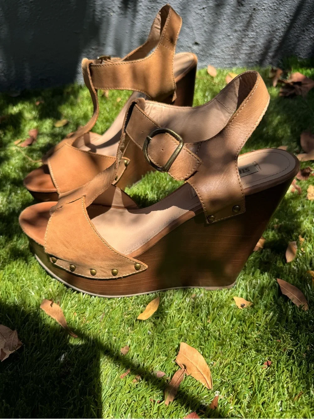 Steve Madden Brown Platform T-Strap Sandals with Buckle